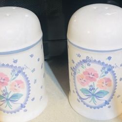 Vintage Salt N Pepper Shakers 