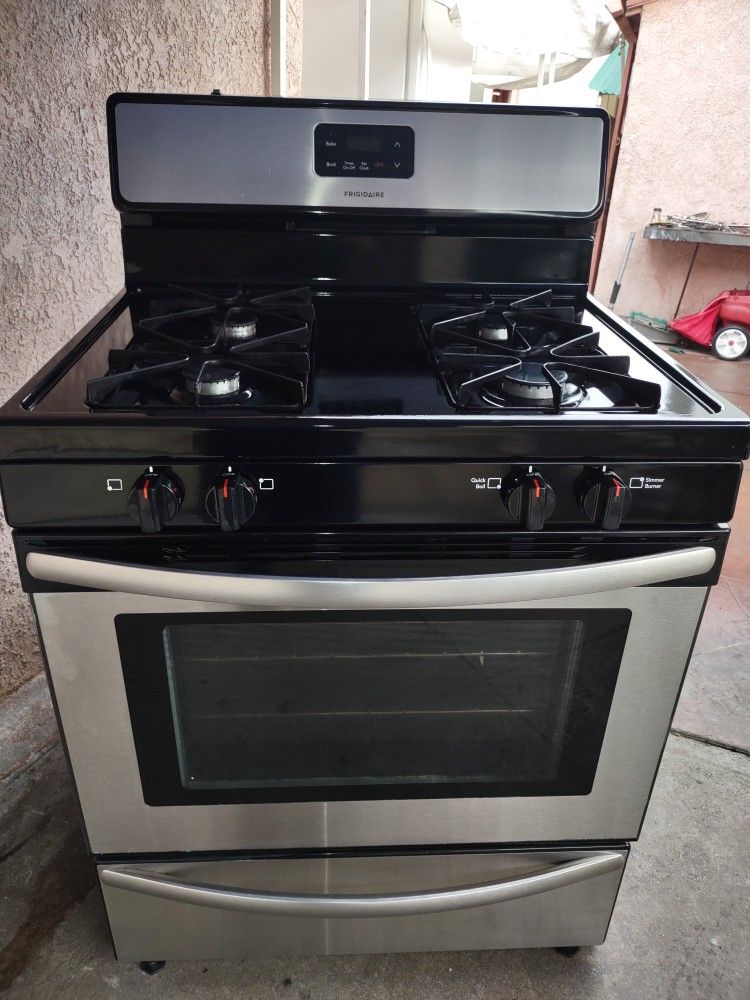 Stove Frigidaire Semi new ( Free Delivery 🚚 And Installation 
