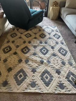 5’ x  7’ White and blue carpet
