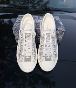 Unisex sneakers size 9.5 Run small