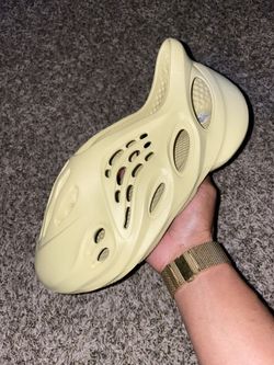 Yeezy Foam RNR Sulfur Size 9