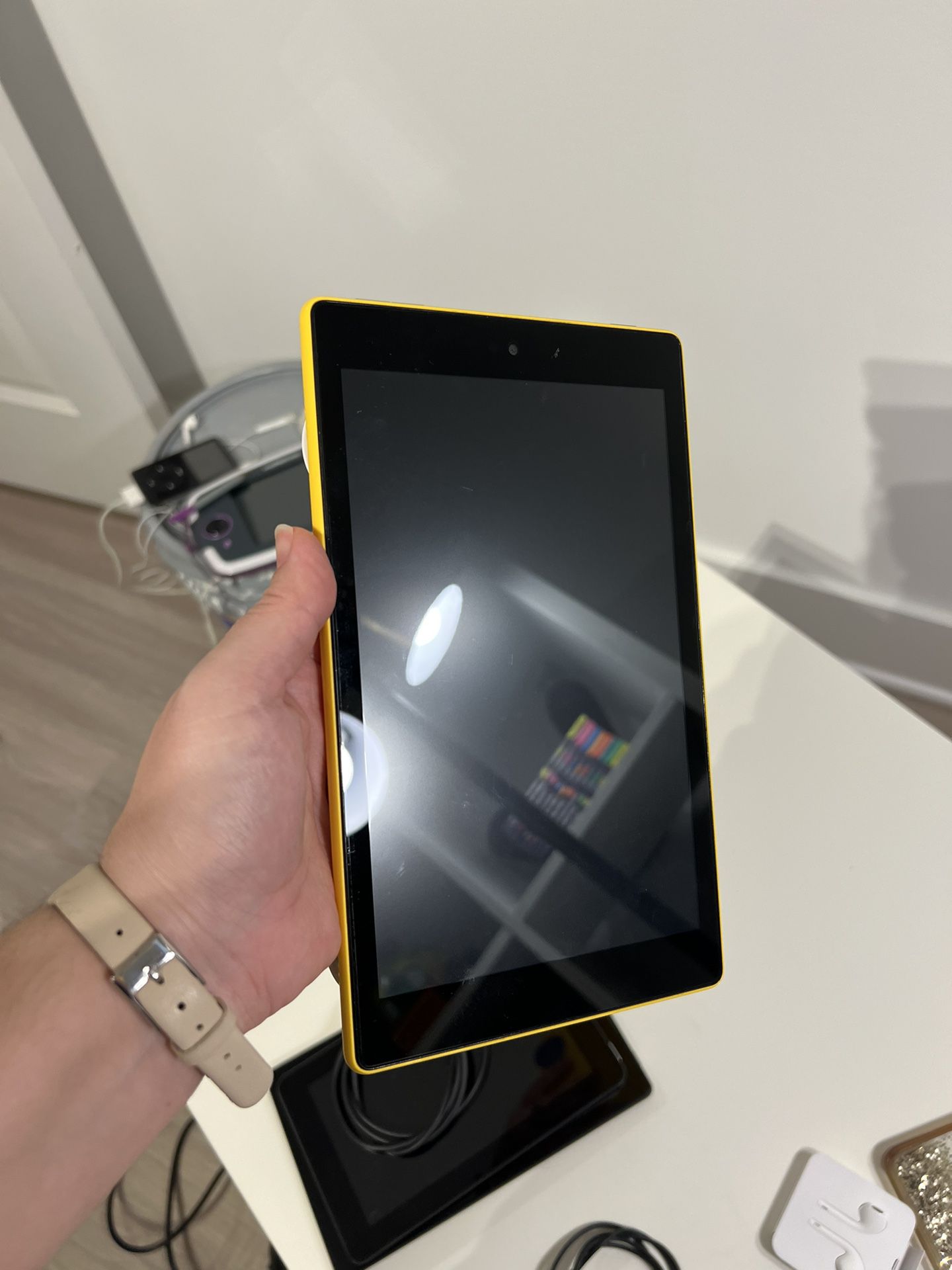 Fire Kindle HD 8 Yellow With Charger