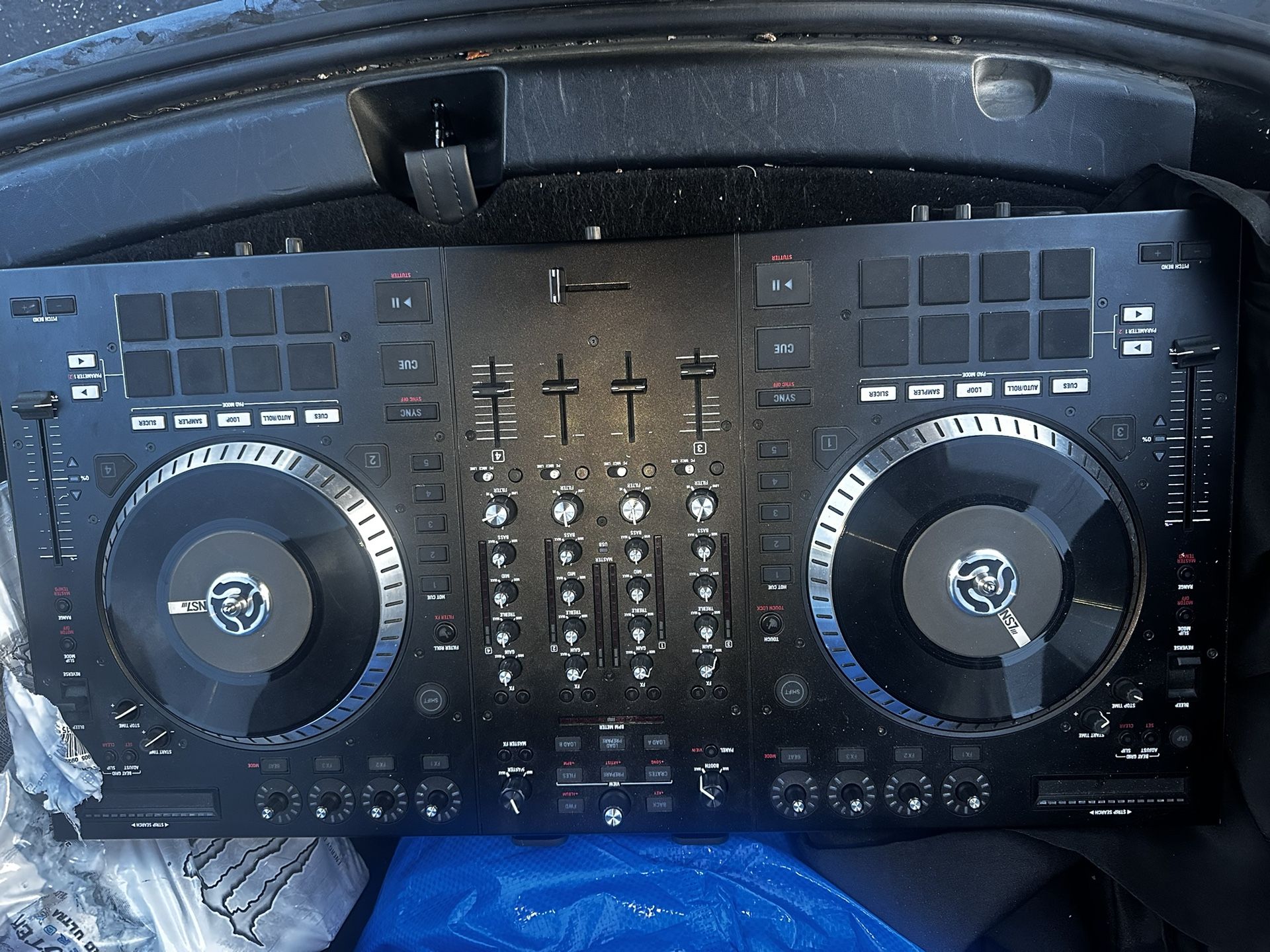 DJ controller NS7 2