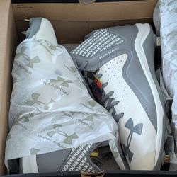 Under Armour Baseball Cleats - Mid * FREE *