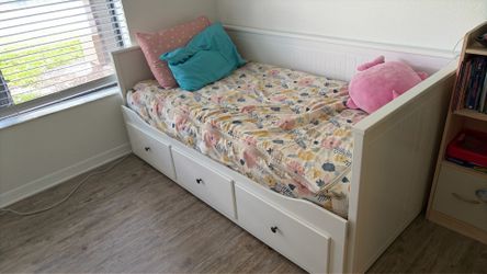 Twin day bed