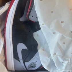 AIR JORDAN 1 MID - BLACK/CEMENT GREY/FIRE RED