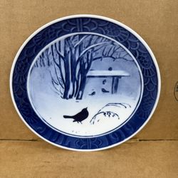 Royal Copenhagen Plate 1919 Christmas Winter Birds in Park 7 1/8” Blue White numbered 789/10740 NO CHIPS NO CRACKS  The plate is designed with two hol