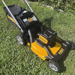  BRAND NEW IN A BOX DEWALT XR 21 INCH / 2X 20 V BRUSHLESS MAX REAR WHEEL DRIVE , SELF PROPELLED MOWER INCLUDES 2  10H BATTERY AND 2 CHARGERS. UP TO 80