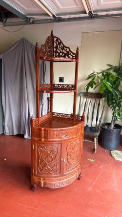 Corner cabinet