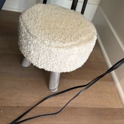 Free Free Free Only Today Cute Little Mini Stool Maybe For Kids Or A Small Dog I Don’t Know