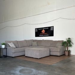 Gray Broyhill Sectional Couch with Ottoman, Free Delivery 🚚