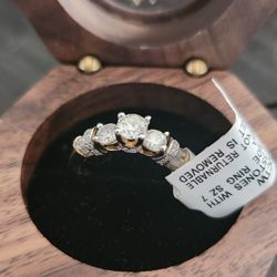 10k YG 1CTW DIAMOND  ENGAGEMENT RING 3 STONES SIZE 7