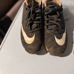 Baseball cleats