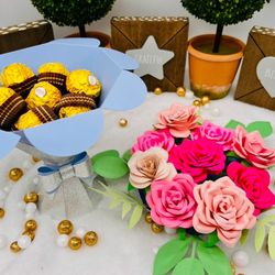 Ramo De Rosas De Papel Con Compartamiento Para Chocolates 