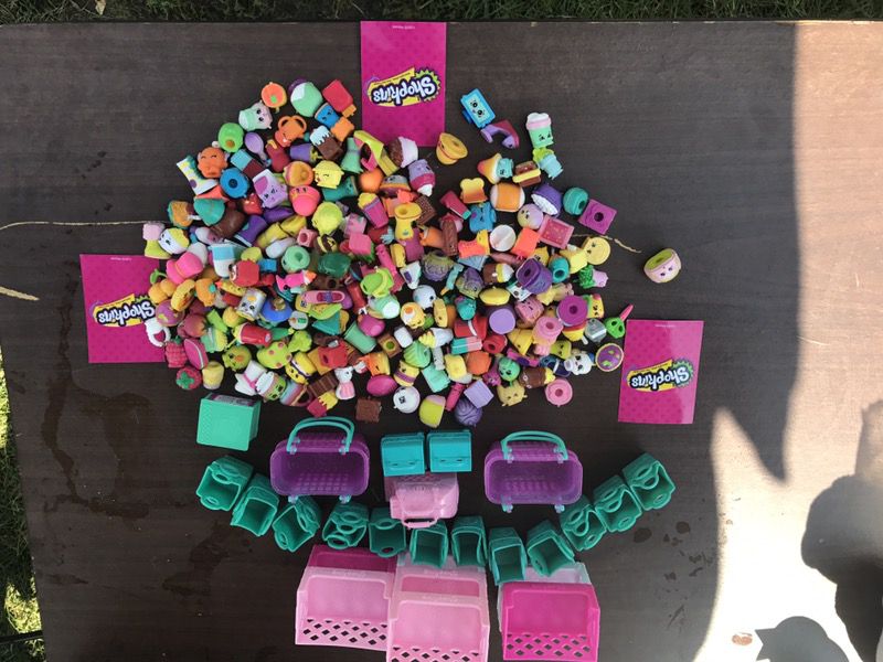 170pcs of SHOPKINS and Accessories