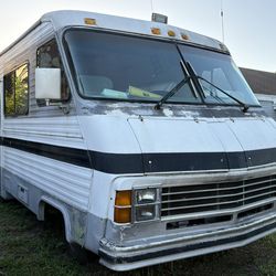 Mobile Home - 1986 Chevy P30 RV - Read Description