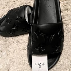 Sandals 🩴  size 9