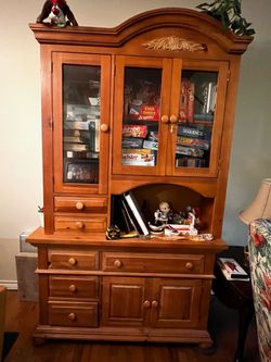 Broyhill China Curio Cabinet Solid Pine “Fontana” Design Glass Doors