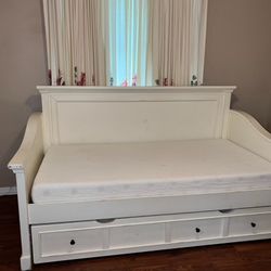 White Day Bed +2 Twin Mattress 