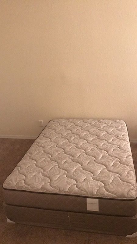 Hampton and Rhodes HR300 9" Plush Mattress and Box