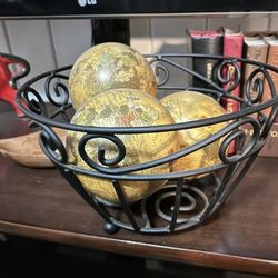 Metal Basket With 3 Globes 