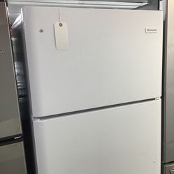 New Scratch And Dent Frigidaire 18 Cu Ft Top And Bottom Fridge. 1 Year Warranty 
