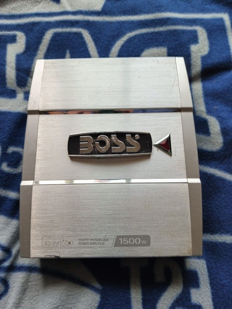 Boss CHM1500 amplifier 1500 Watt Power Amplifier. Clean