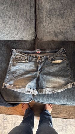 Levi’s demin shorts