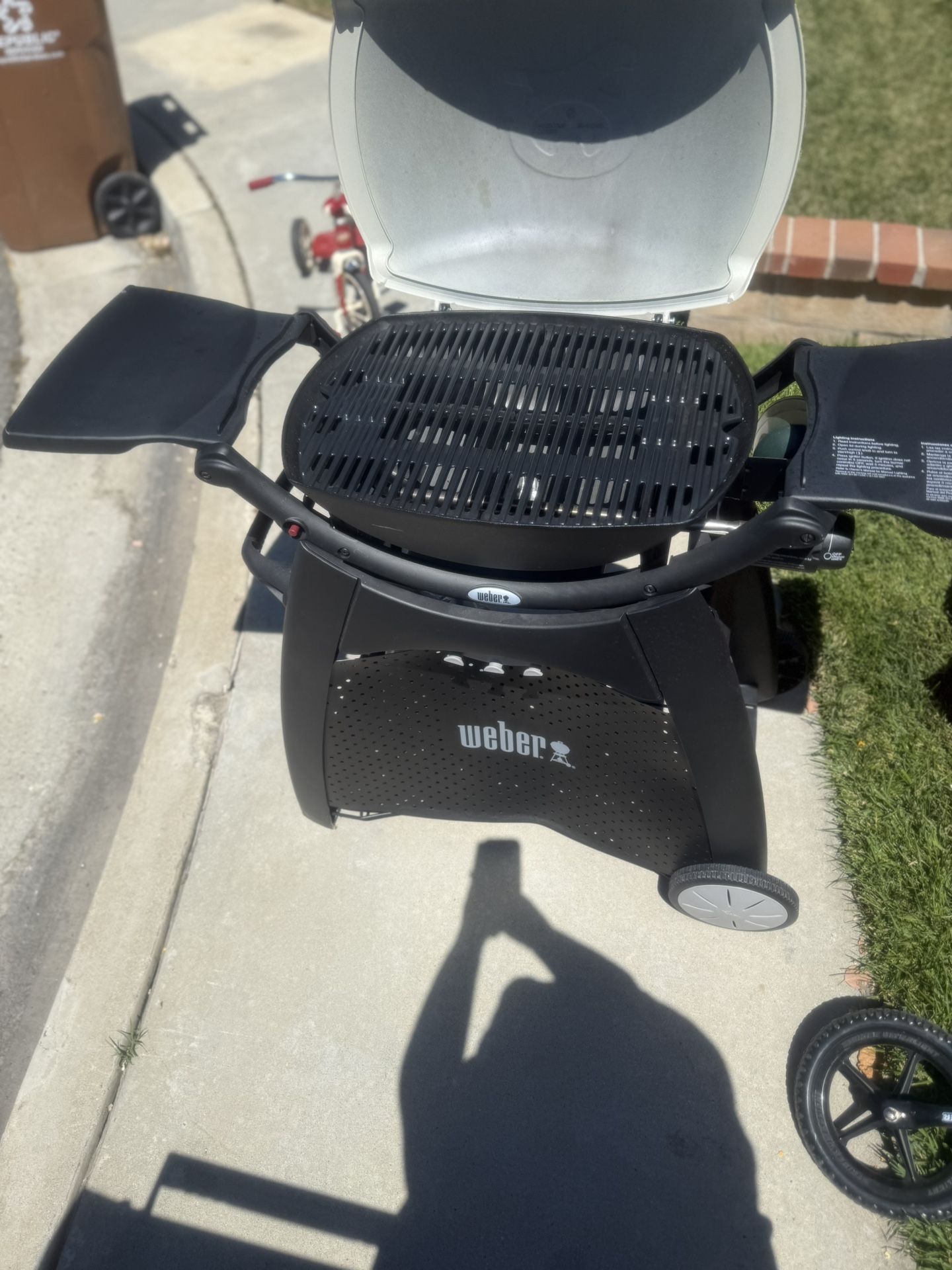 Weber BBQ Gril With Wheels And Grill Cart
