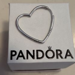 Pandora Pendientes de aro asimétricos con forma de corazón Plata de ley
