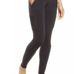 ALO Black High Waist Cargo Leggings  Excellent Condition  Size Medium   If you have any questions about sizing or shipping pls feel free to reach out.