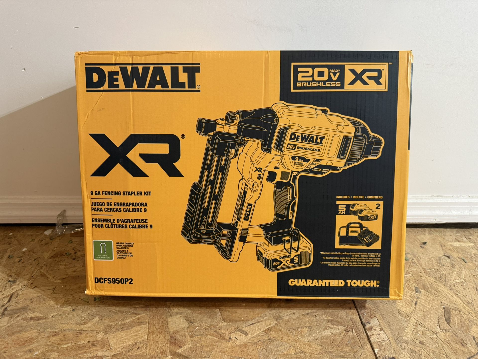 Dewalt DCGS950P2 20V Max XR 9 GA Cordless Fencing Stapler Kit W 2x 5ah Batteries