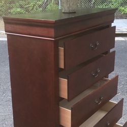 Solid Wood Chest . Drawers Sliding Smoothly Great Confition
