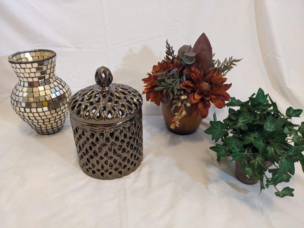 Home decorations (floral arrangements, vase, lidded container)