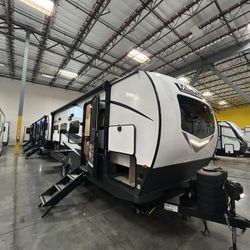 RV Trailer 26’ (Huge Countertop!)