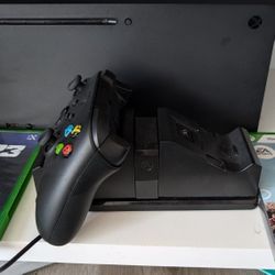 Xbox Series X With Two Games And Rechargeable Battery/Station