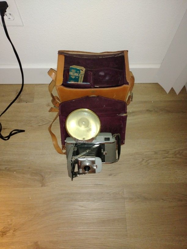 POLAROID 80A LAND CAMERA VINTAGE
Vendor
Polaroid