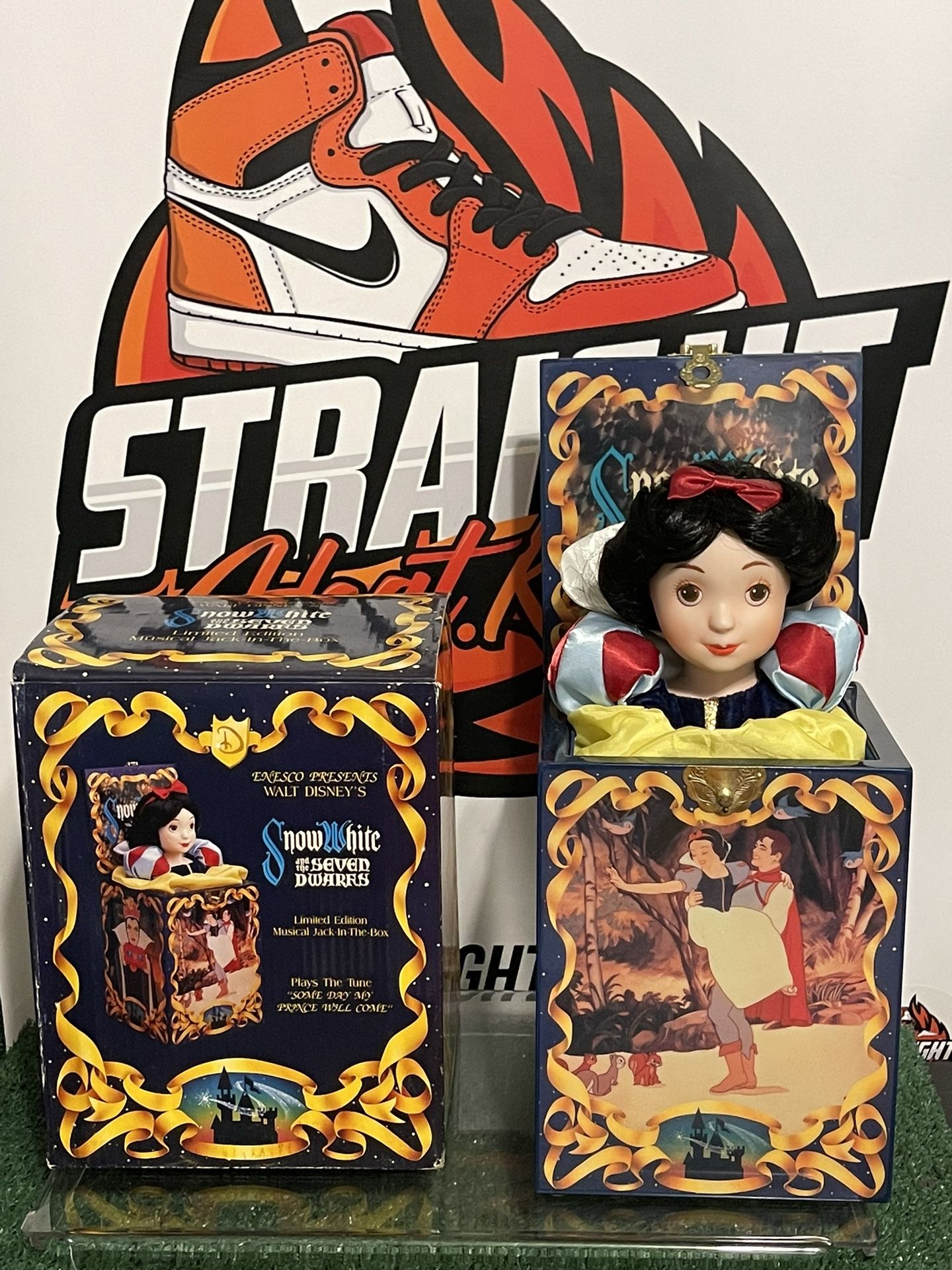 Enesco Walt Disney Snow White Musical Jack In The Box . Great Condition.