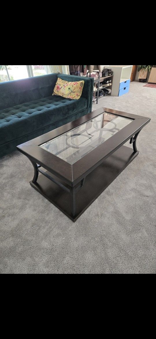 Coffee Table With 2 Matching Side Table.