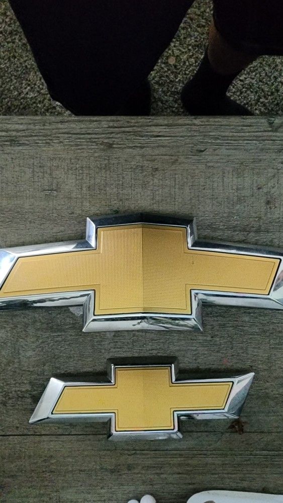 Chevy Traverse Emblem 