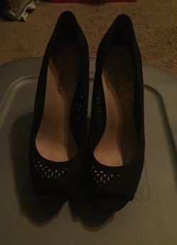 Breckelle's 8.5 size black wedges