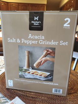 Salt & Pepper Grinder Set New