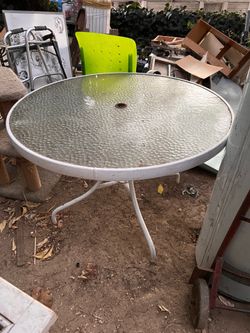 Round patio table