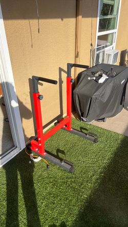 Adjustable dip bar station