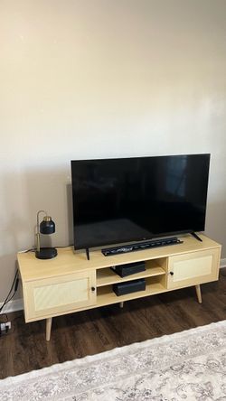 TCL 50” Smart TV + Wall Mount