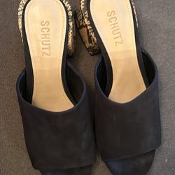 Sandalias Marca SCHUTZ Hechas En Brazil. #39 Con Diseño De Mule De Gamuza Negra Y Tacón De Estampado De Serpiente Nuevas