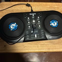iDJ LIVE Numark Scratchpad