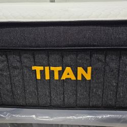 LIKE NEW!  Titan Plus Luxe King Mattress - Delivery Available