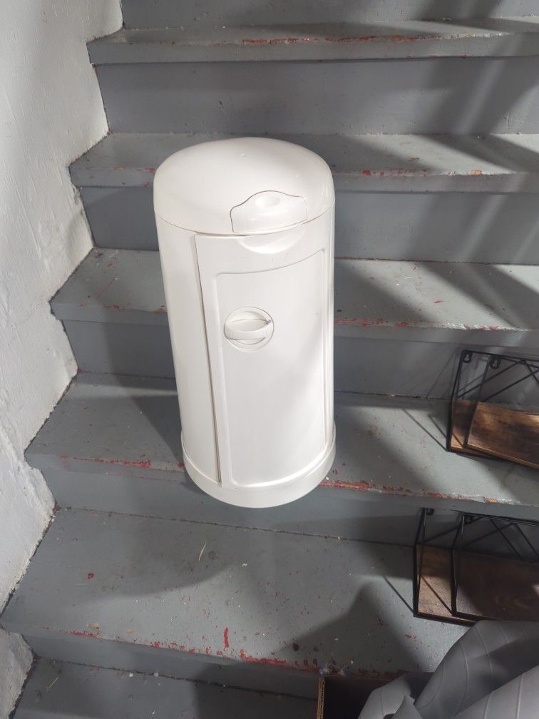 Munchkin Arm & Hammer Diaper Pail (Refills Included)