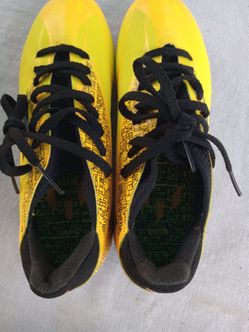 Soccer cleats size 5 boy